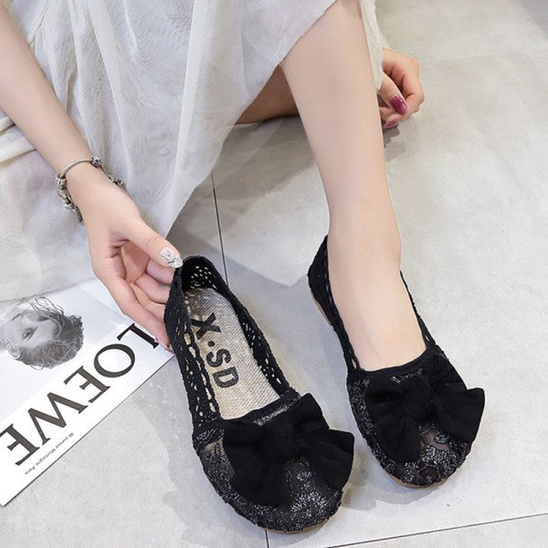 Naiste vabaajajalatsid tikandite ja kivikestega