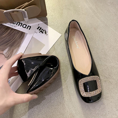 Öko bőrből készült, fém csattal ellátott női alkalmi cipő