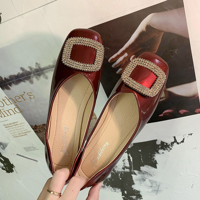 Öko bőrből készült, fém csattal ellátott női alkalmi cipő