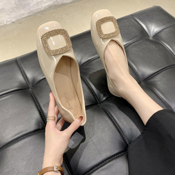 Öko bőrből készült, fém csattal ellátott női alkalmi cipő