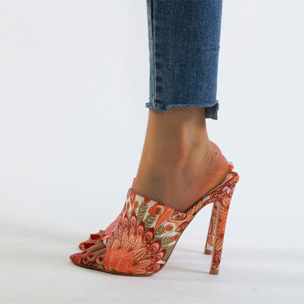 Moodsad kõrgete kontsadega ja värvilise mustriga sussid