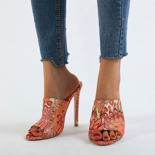 Moodsad kõrgete kontsadega ja värvilise mustriga sussid