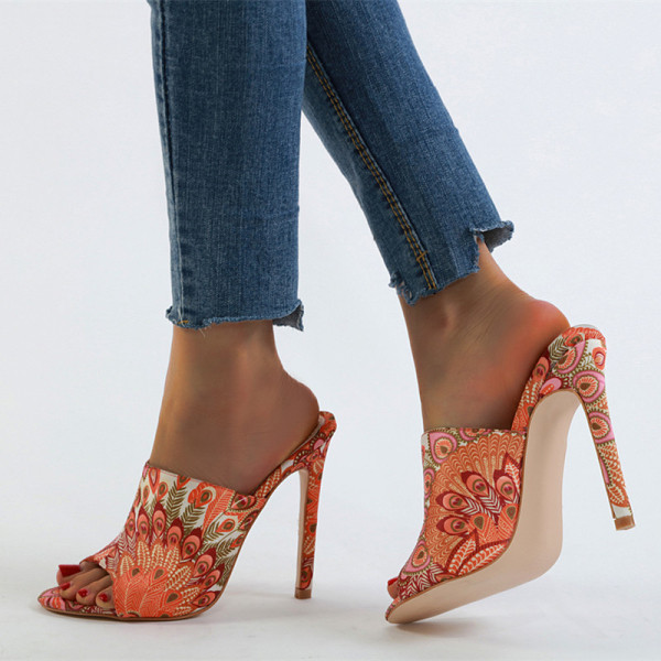 Moodsad kõrgete kontsadega ja värvilise mustriga sussid