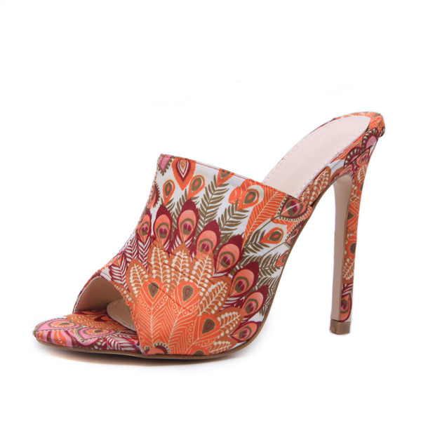 Moodsad kõrgete kontsadega ja värvilise mustriga sussid