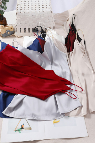 Lihtne õhukeste rihmadega naiste topp