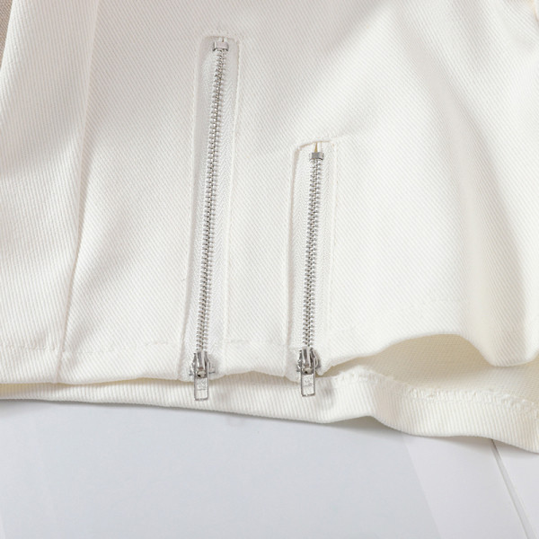 Moodsad kõrge vöökoha ja lukuelemendiga naistepüksid