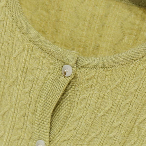 Moderna sieviešu veste ar apaļu kakla izgriezumu