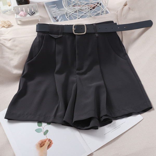 Μοντέρνα γυναικεία σορτς με ζώνη