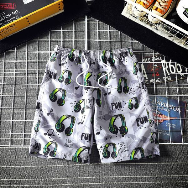 Lipsudega ja erinevat värvi meeste ujumispüksid