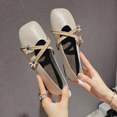 Sieviešu ikdienas apavi ar ziediem un plakanu zoli