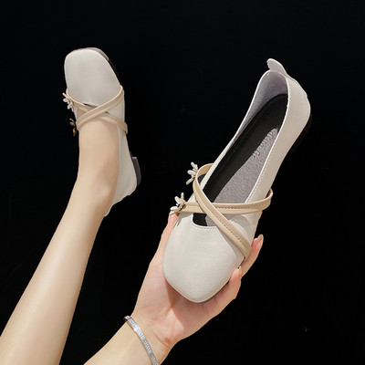 Sieviešu ikdienas apavi ar ziediem un plakanu zoli