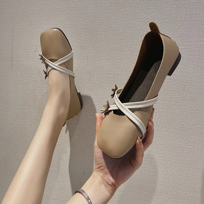 Sieviešu ikdienas apavi ar ziediem un plakanu zoli