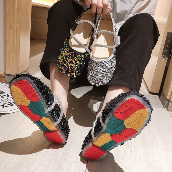 Moodsad litrite ja lameda tallaga naiste vabaajajalatsid