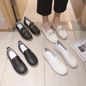 Ikdienas sieviešu apavi ar plakanu zoli ar sprādzi divos modeļos