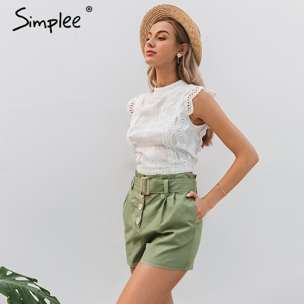 Moodsad nööpide ja vööga lühikesed püksid