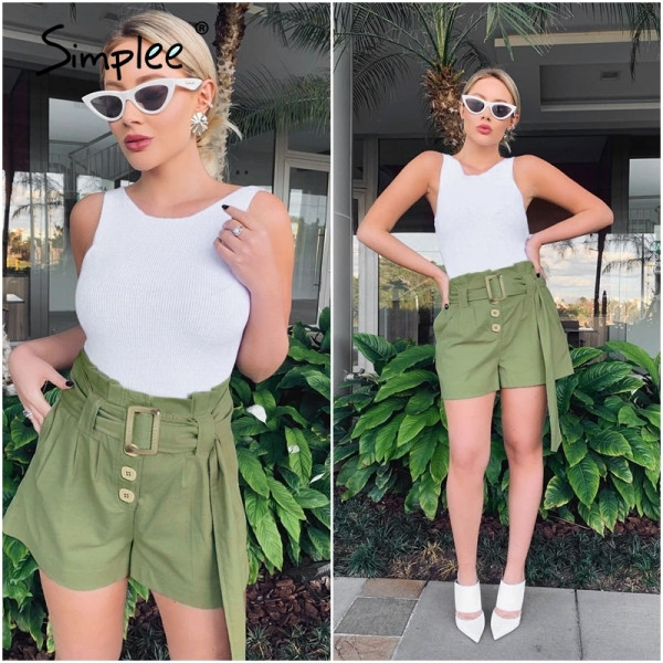 Moodsad nööpide ja vööga lühikesed püksid