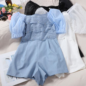 Női rövid overall szögletes nyakkivágással és csipkével