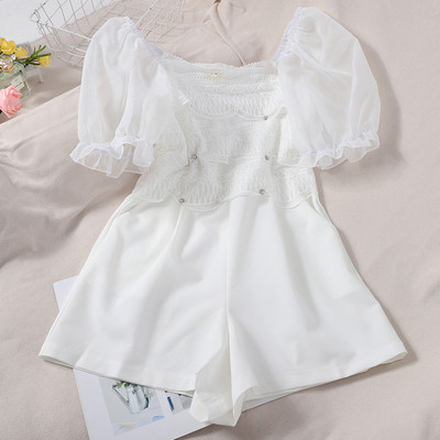 Női rövid overall szögletes nyakkivágással és csipkével