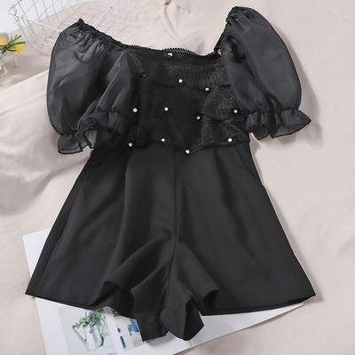 Női rövid overall szögletes nyakkivágással és csipkével