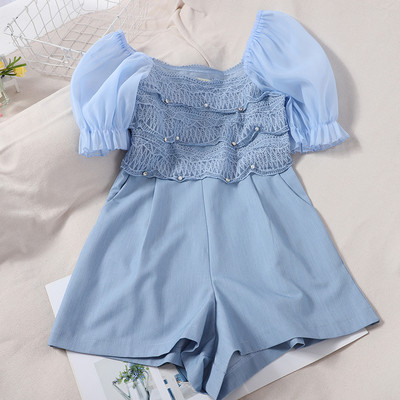 Női rövid overall szögletes nyakkivágással és csipkével