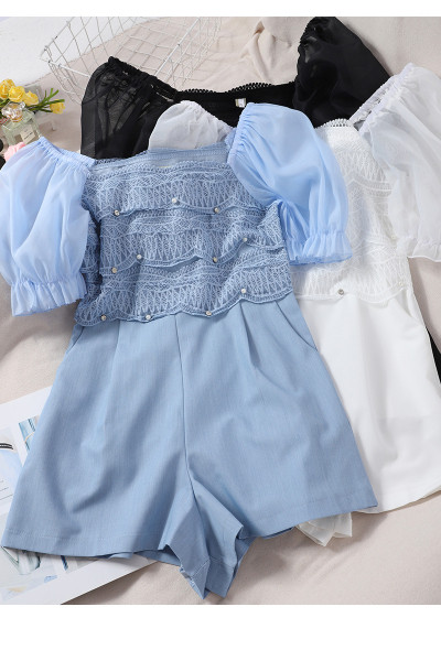 Női rövid overall szögletes nyakkivágással és csipkével