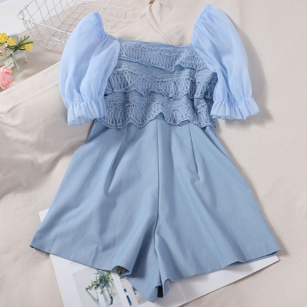 Női rövid overall szögletes nyakkivágással és csipkével