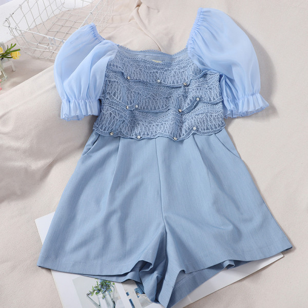 Női rövid overall szögletes nyakkivágással és csipkével