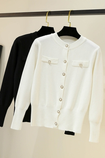 Moderna sieviešu veste ar apaļu kakla izgriezumu un garām piedurknēm