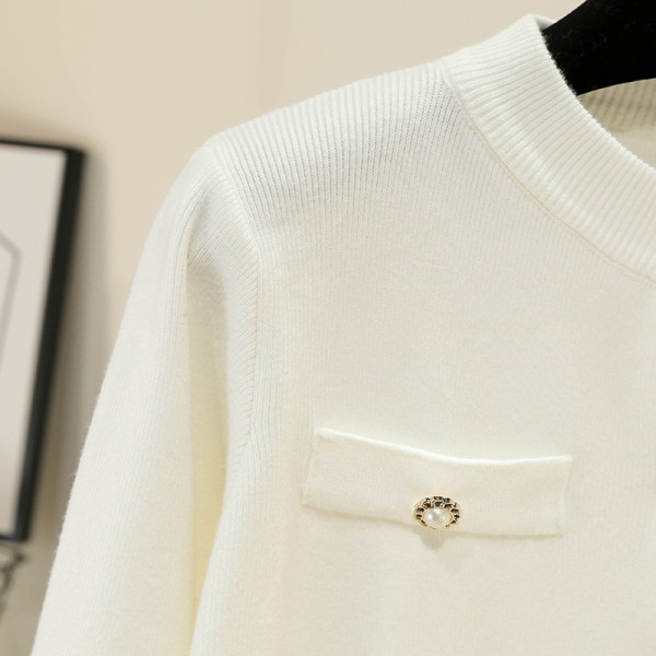 Moderna sieviešu veste ar apaļu kakla izgriezumu un garām piedurknēm