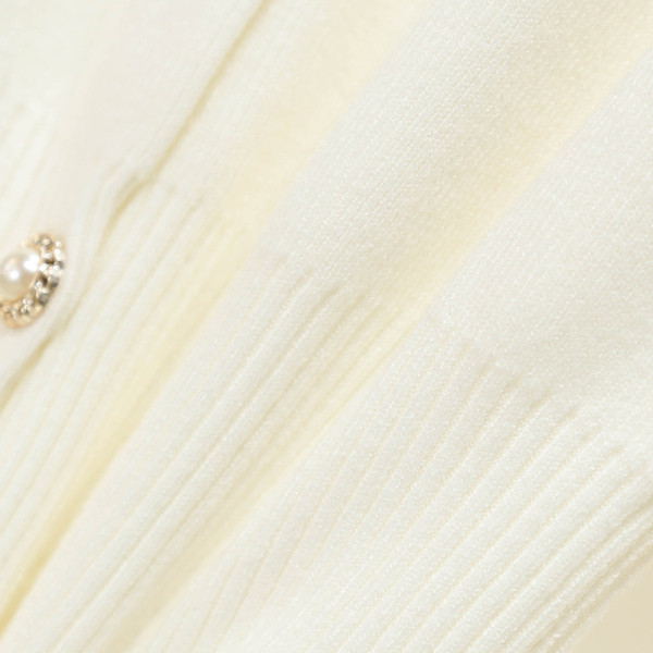 Moderna sieviešu veste ar apaļu kakla izgriezumu un garām piedurknēm