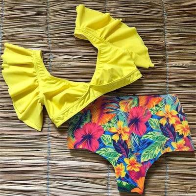 Modern fürdőruha magas derékkal és fürtökkel a tetején