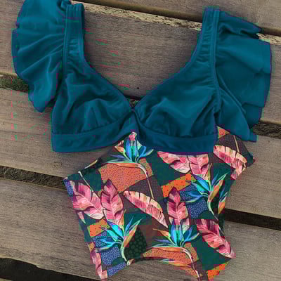 Modern fürdőruha magas derékkal és fürtökkel a tetején