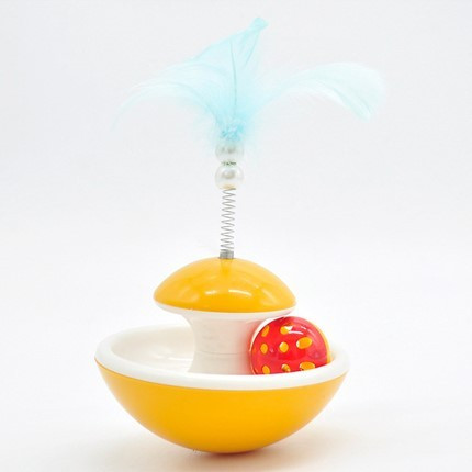 Lõbus kassimänguasi sulgede ja palliga