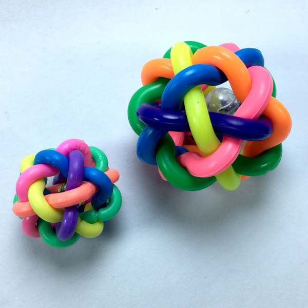 Kellukesega kummipalli kujuline mänguasi