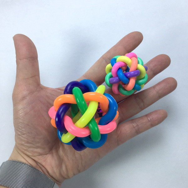 Kellukesega kummipalli kujuline mänguasi