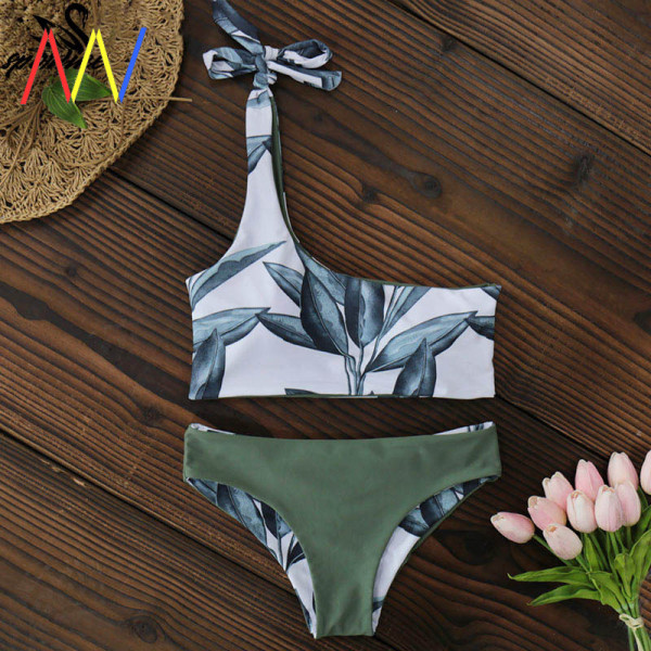 Kétoldalas fürdőruha egy pánttal