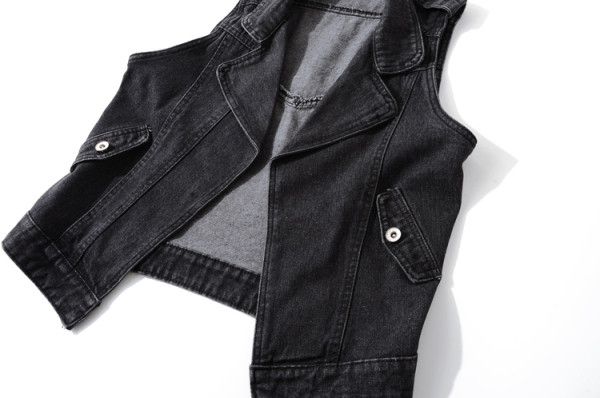 Moodne musta värvi naiste teksavesti tavaline mudel