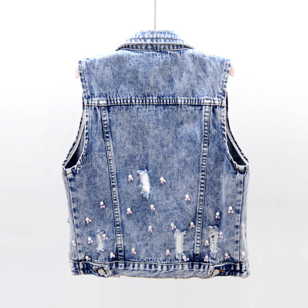 Moderna sieviešu īsā veste ar pērlēm un 3D elementu