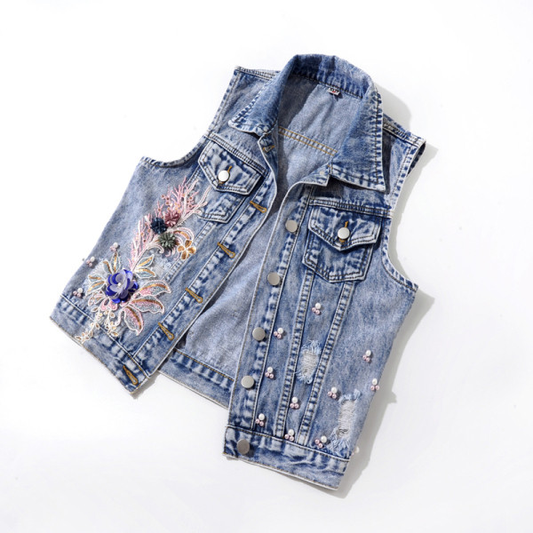 Moderna sieviešu īsā veste ar pērlēm un 3D elementu