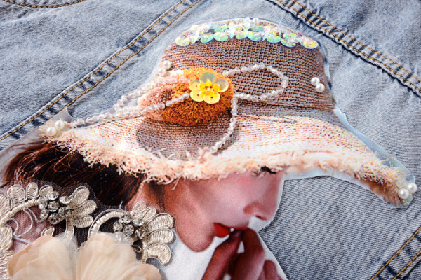 Κοντό γυναικείο γιλέκο  τζιν με απλικέ και τρισδιάστατο στοιχείο