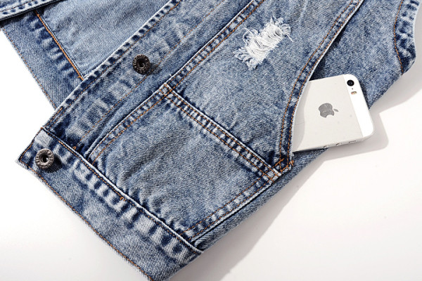 Γυναικείο κοντό γιλέκο τζιν με τσέπες και σκισμένα μοτίβα