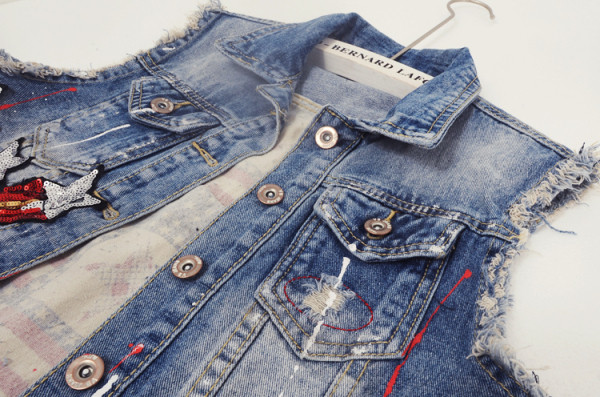 Moodne naiste teksavest aplikatsiooni ja rebenenud motiividega