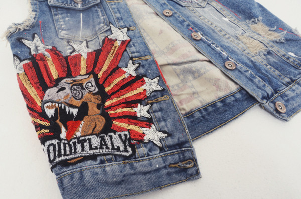 Moodne naiste teksavest aplikatsiooni ja rebenenud motiividega