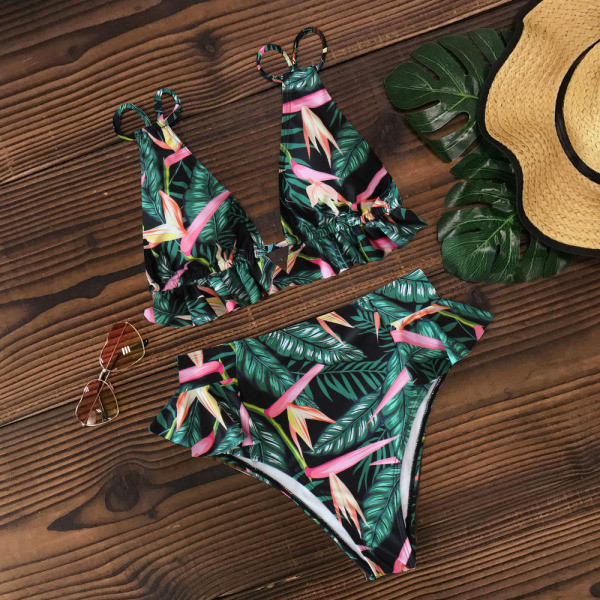 Mūsdienīgs peldkostīms ar trīsstūrveida augšdaļu un lokām - vairākās krāsās