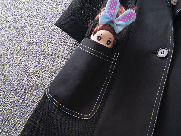 Sieviešu pieguļoša jaka ar kabatām melnā krāsā