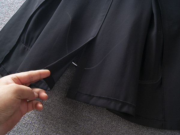 Pavasara-vasaras jaka ar kabatām melnā krāsā