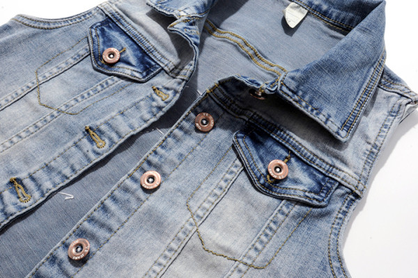 Γυναικείο γιλέκο τζιν  μοντέρνο με επιγραφή και απλικέ