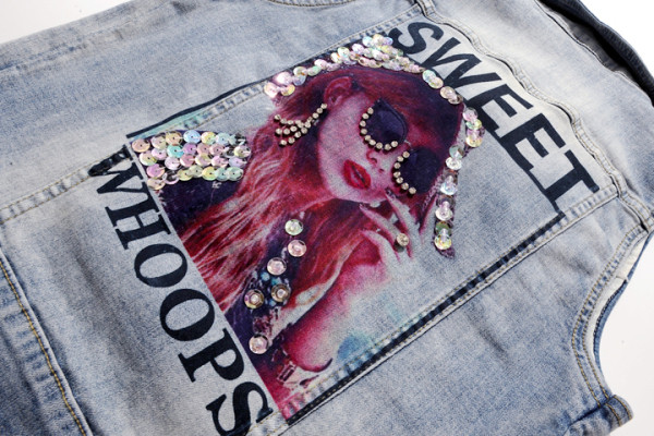 Γυναικείο γιλέκο τζιν  μοντέρνο με επιγραφή και απλικέ