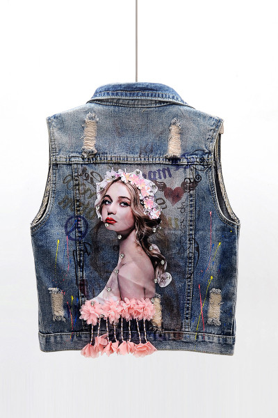 Κομψό γυναικείο γιλέκο με τζιν με απλικέ και τρισδιάστατο στοιχείο