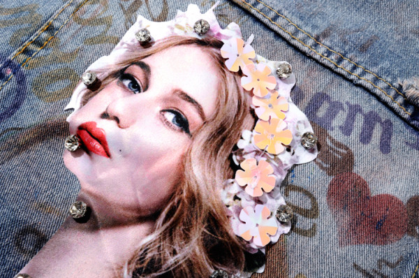 Κομψό γυναικείο γιλέκο με τζιν με απλικέ και τρισδιάστατο στοιχείο